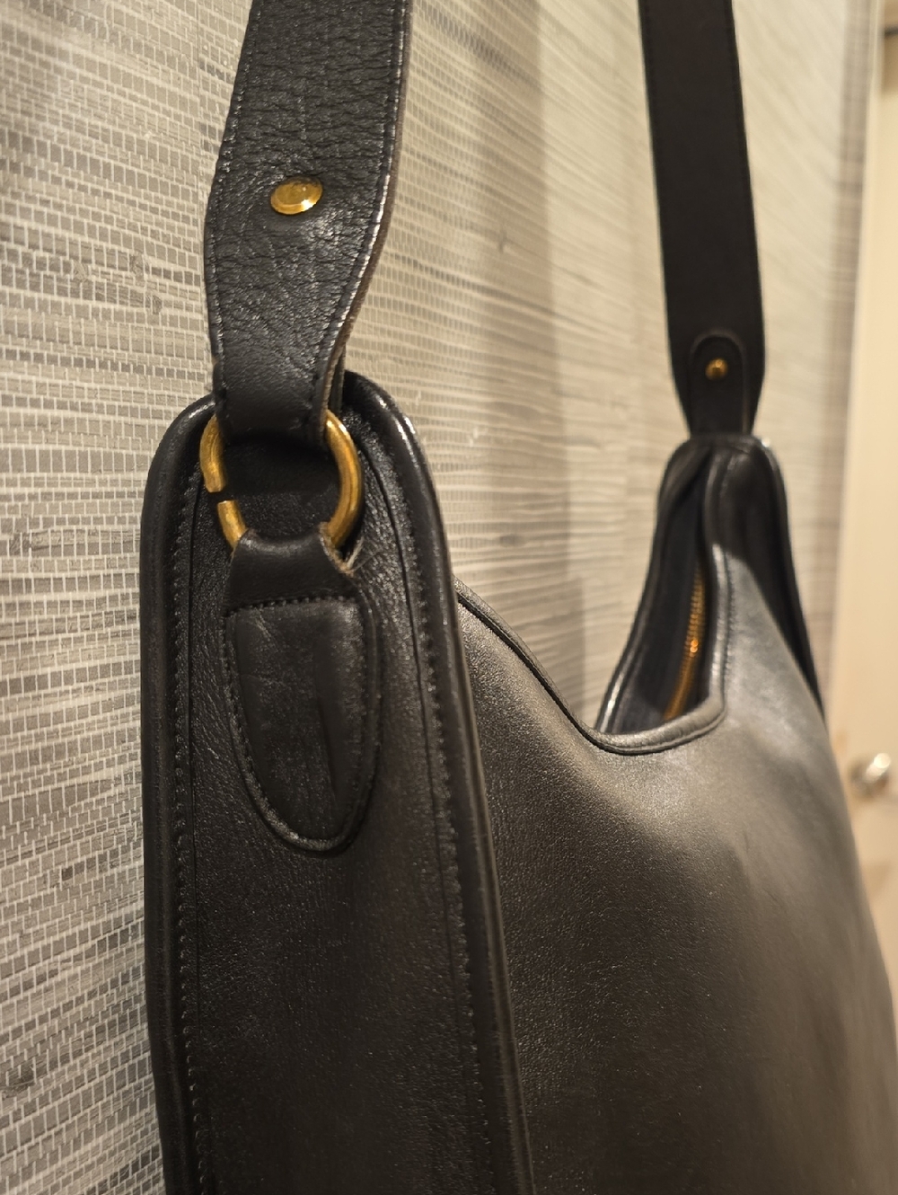 Vintage Coach Black Leather Shoulder Bag with Gold Hardware - Picture 2 of 6